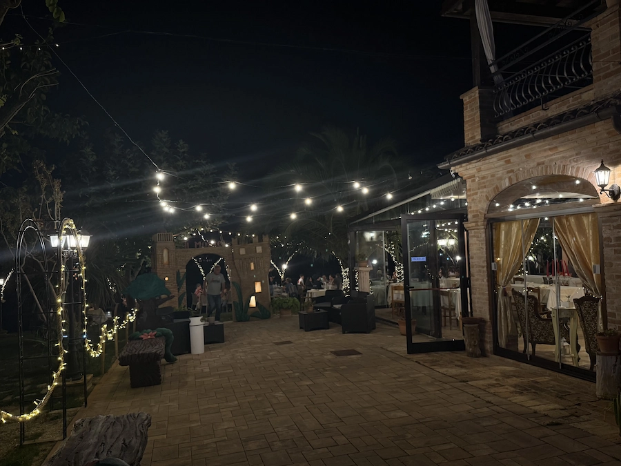 Foto tavoli esterni notturni Ristorante Il Monte, pizzeria e braceria a Rapagnano